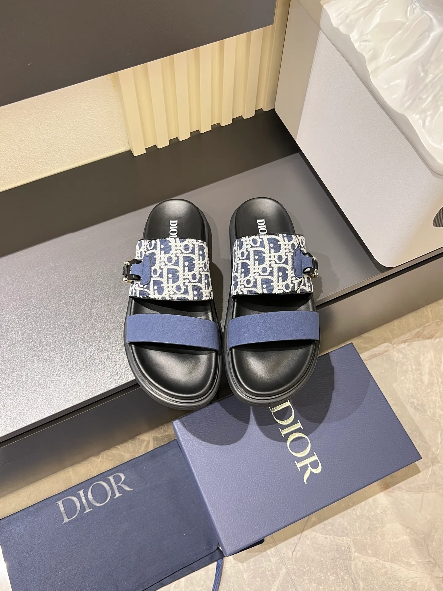 Men's Men's Shoes 💰p320 Dio* Men's Sandals Slippers. Showcasing Dior haute couture design. The Dior gray suede strap is accented with an aluminum Dior buckle for added style. Paired with a comfortable tonal notch sole, they pair easily with shorts or jeans for a sophisticated look. Main body: suede cow leather, technical fabric lining: cow leather, with adjustable straps, aluminum Dior buckle, Dior gray EVA insole, tonal notched rubber outsole splicing structure, size: 38-44 (customized at 45.46)